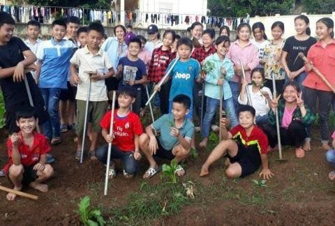 Học sinh Trường PTDT Nội trú THCS &amp; THPT Bắc Yên tham gia hoạt động trồng rau sau mỗi ngày học trên lớp. Ảnh: NTCC