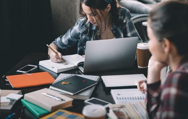 Học sinh Ukraine phải học online. Học sinh Ukraine phải học online.