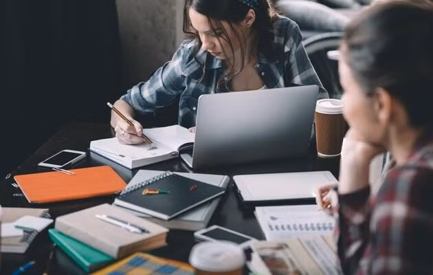 Học sinh Ukraine phải học online.