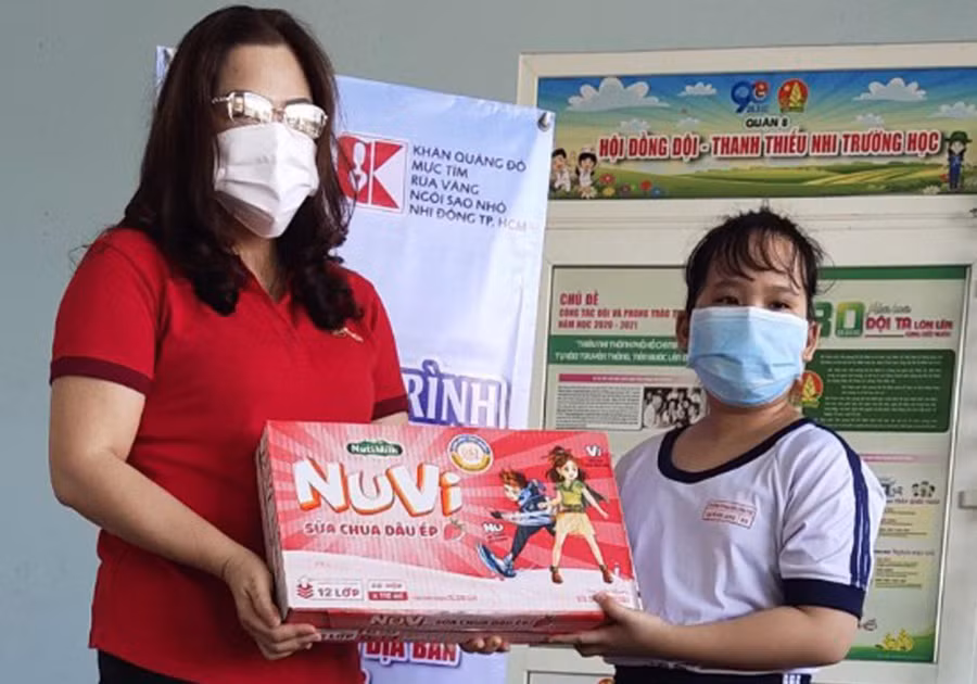 Em Nguyễn Quỳnh Anh - học sinh Trường THCS Bình Đông (Quận 8, TP Hồ Chí Minh) nhận quà hỗ trợ từ các đơn vị. Ảnh: NVCC