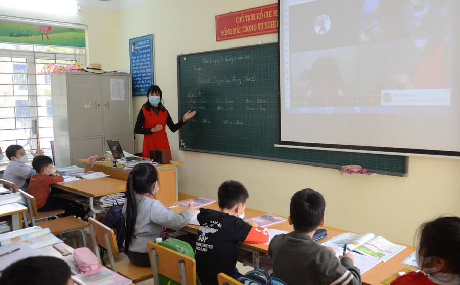 Lớp học “2 chiều” của cô và trò Trường Tiểu học Tô Vĩnh Diện (Điện Biên). Lớp học “2 chiều” của cô và trò Trường Tiểu học Tô Vĩnh Diện (Điện Biên).