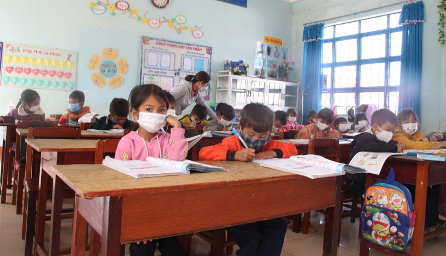 Học sinh Trường Tiểu học Sơn Lang còn nhiều khó khăn, thiếu thốn. Học sinh Trường Tiểu học Sơn Lang còn nhiều khó khăn, thiếu thốn.