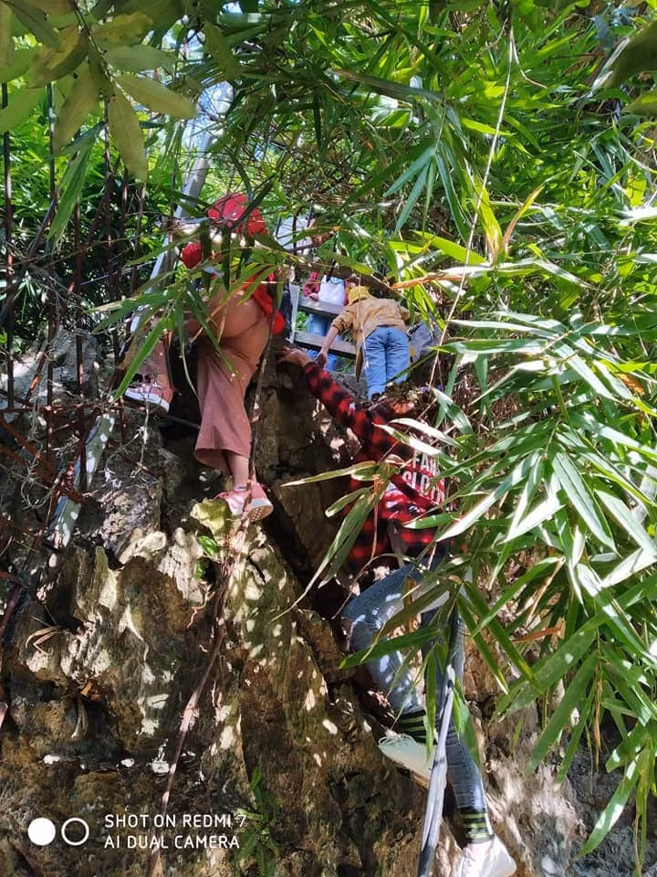 Để lên được đỉnh núi, khách du lịch phải chèo qua những vách đá vôi dựng đứng.