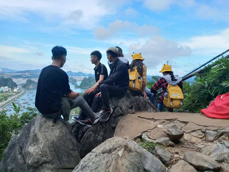 Nhóm bạn trẻ từ Bắc Ninh lên ngắm núi Bài Thơ bằng cách leo qua hàng rào chắn phía nhà dân. Nhóm bạn trẻ từ Bắc Ninh lên ngắm núi Bài Thơ bằng cách leo qua hàng rào chắn phía nhà dân.