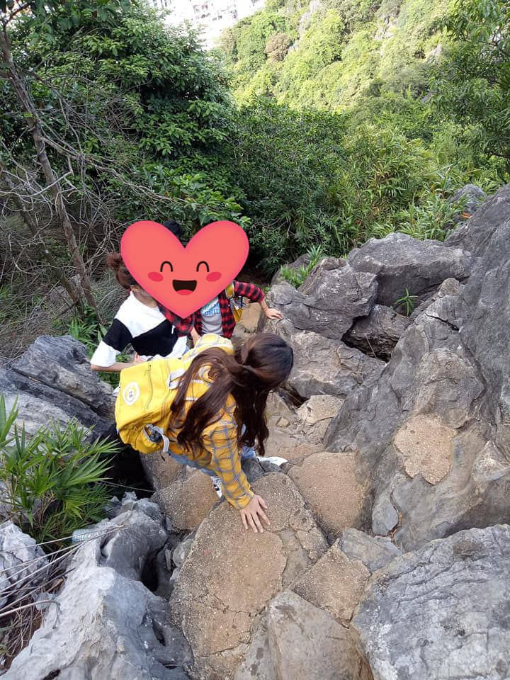 Không ít thanh niên hiếu kỳ leo lên núi Bài Thơ để "check in". Không ít thanh niên hiếu kỳ leo lên núi Bài Thơ để "check in".