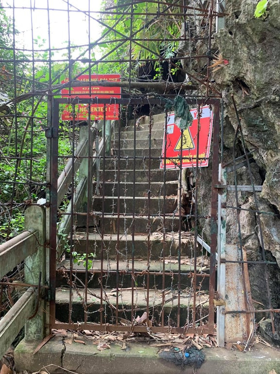 Đường lên núi Bài Thơ đã bị rào chắn và có biển cảnh báo nguy hiểm. Đường lên núi Bài Thơ đã bị rào chắn và có biển cảnh báo nguy hiểm.