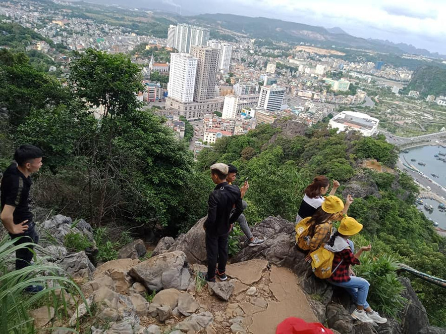 Bất chấp biển cảnh báo nguy hiểm và mọi biện pháp ngăn chặn của chính quyền địa phương, người dân quanh núi Bài Thơ vẫn phá rào cho khách du lịch leo núi để thu tiền phí. Bất chấp biển cảnh báo nguy hiểm và mọi biện pháp ngăn chặn của chính quyền địa phương, người dân quanh núi Bài Thơ vẫn phá rào cho khách du lịch leo núi để thu tiền phí.