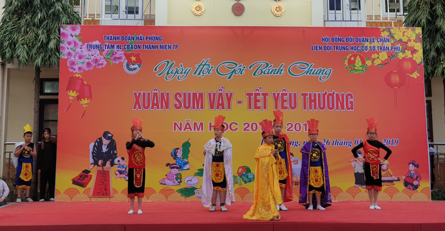 Sự tích bánh chưng, bánh dày được các em học sinh 6D6 thể hiện qua tiểu phẩm kịch hấp dẫn
