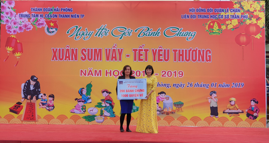 200 chiếc bánh chưng và 1000 quyền vở được tặng cho các bạn trẻ ở làng trẻ Hoa Phượng