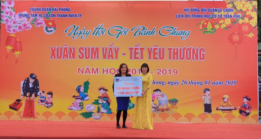 200 chiếc bánh chưng và 1000 quyền vở được tặng cho các bạn trẻ ở làng trẻ Hoa Phượng