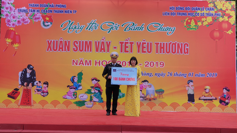 100 chiếc bánh chưng do chính tay học sinh Trường THCS Trần Phú gói tặng các chiến sỹ Tiểu đoàn 158 (Vùng I Hải quân)