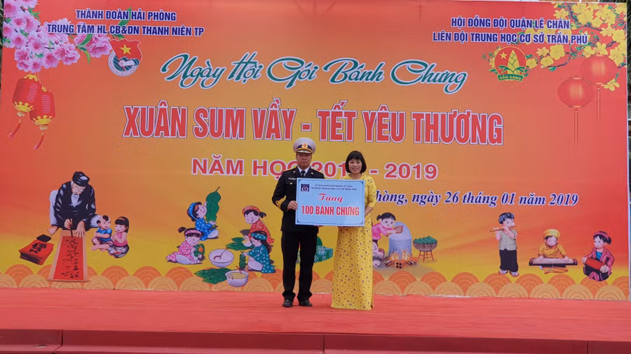 100 chiếc bánh chưng do chính tay học sinh Trường THCS Trần Phú gói tặng các chiến sỹ Tiểu đoàn 158 (Vùng I Hải quân)