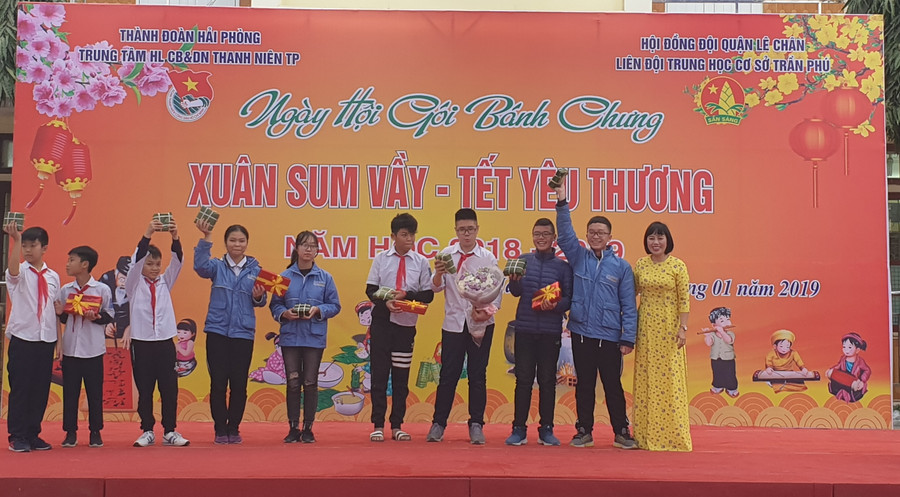 Các "nghệ nhân" nhí nhận quà từ Hiệu trưởng nhà trường