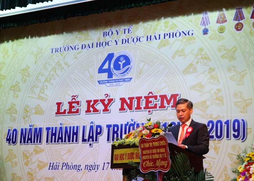 PGS.TS Nguyễn Văn Khải- Hiệu trưởng trường ĐH Y Dược Hải Phòng đọc diễn văn kỷ niệm PGS.TS Nguyễn Văn Khải- Hiệu trưởng trường ĐH Y Dược Hải Phòng đọc diễn văn kỷ niệm