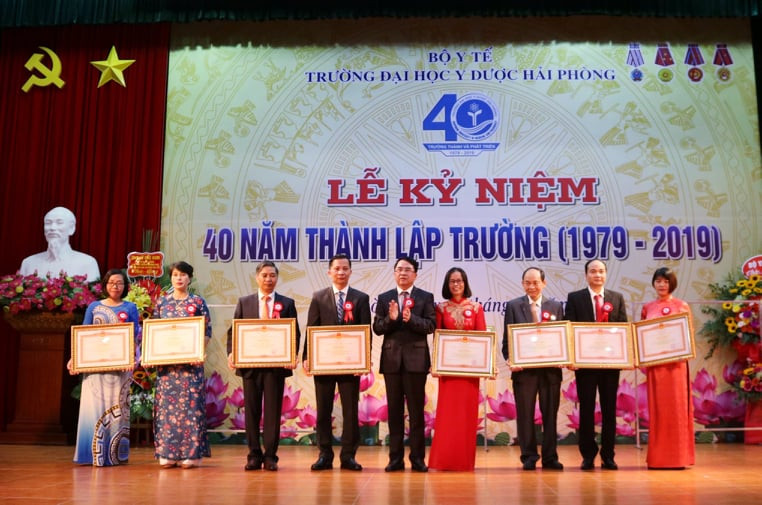 Lãnh đạo, giảng viên, nhân viên của trường ĐH Y Dược Hải Phòng vinh dự nhận khen thưởng Lãnh đạo, giảng viên, nhân viên của trường ĐH Y Dược Hải Phòng vinh dự nhận khen thưởng