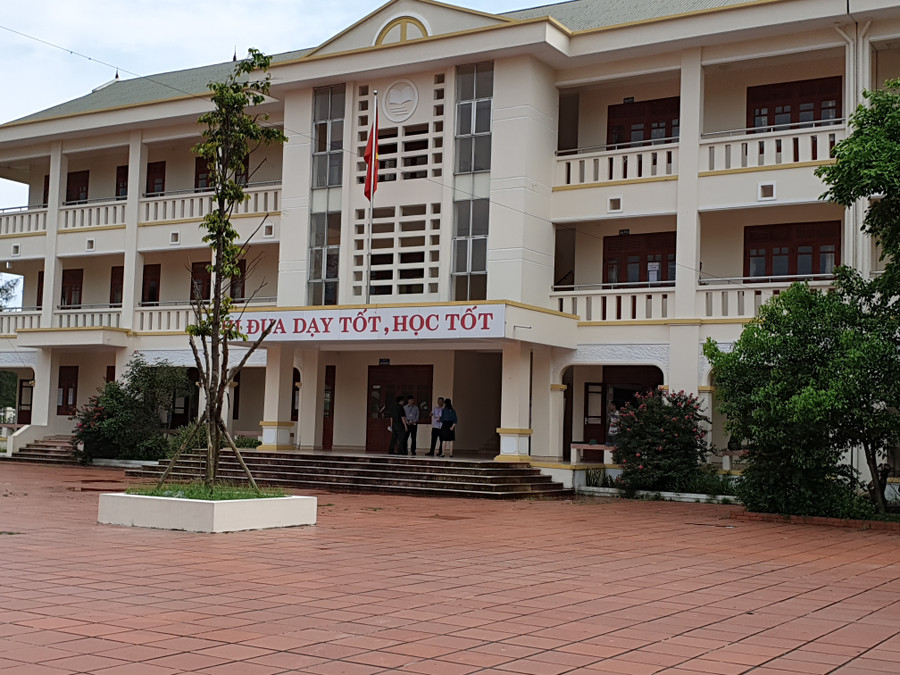 Đúng 14 giờ chiều 24/6 các thí sinh tại điểm thi Trường THPT Cô Tô đã có mặt đế làm thủ tục dự thi Đúng 14 giờ chiều 24/6 các thí sinh tại điểm thi Trường THPT Cô Tô đã có mặt đế làm thủ tục dự thi