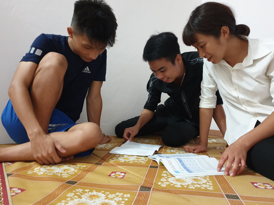 Các thí sinh cùng nhau ôn tập lại kiến thức để sẵn sàng bước vào kỳ thi Các thí sinh cùng nhau ôn tập lại kiến thức để sẵn sàng bước vào kỳ thi