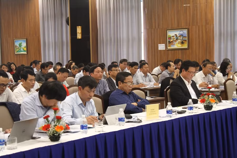 Hội nghị với sự tham gia của hàng trăm đại biểu đến từ Bộ GD&ĐT, các Sở GD&ĐT, các trường đại học và đại diện một số trung tâm NNTH