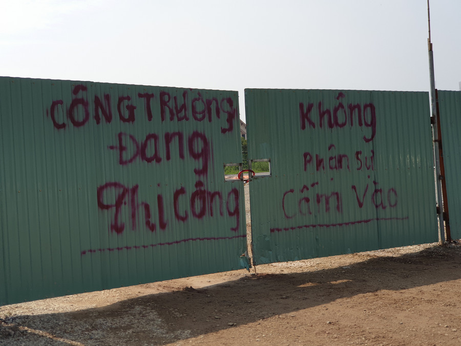 Cổng vào công trường Cổng vào công trường