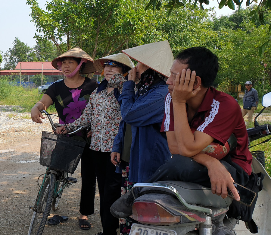 Nhiều người dân vẫn tập trung xung quanh hiện trường như chưa hết bàng hoàng về vụ việc Nhiều người dân vẫn tập trung xung quanh hiện trường như chưa hết bàng hoàng về vụ việc