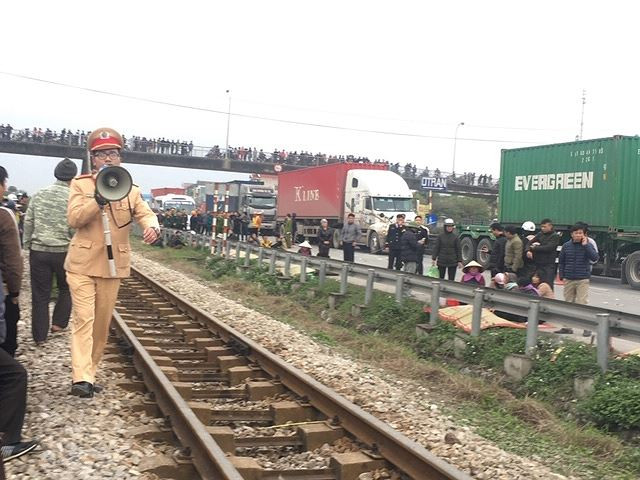 Vụ tai nạn kinh hoàng khiến 8 người tử vong và 7 người bị thương Vụ tai nạn kinh hoàng khiến 8 người tử vong và 7 người bị thương