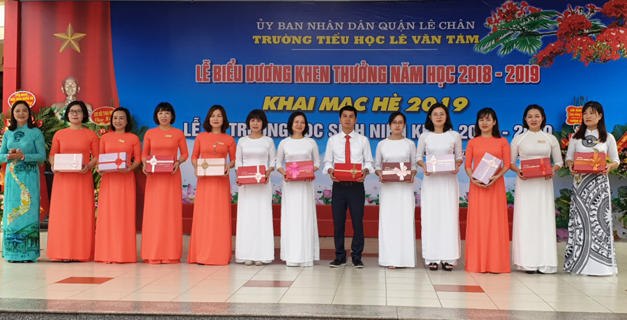 Nhiều thầy cô giáo đạt thành tích cao trong công tác giáo dục năm 2018- 2019 được biểu dương, khen thưởng.