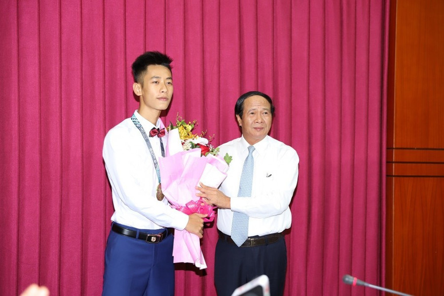 Ông Lê Văn Thành- Bí thư Thành ủy Hải Phòng tặng hoa chúc mừng em Nguyễn Thuận Hưng Ông Lê Văn Thành- Bí thư Thành ủy Hải Phòng tặng hoa chúc mừng em Nguyễn Thuận Hưng