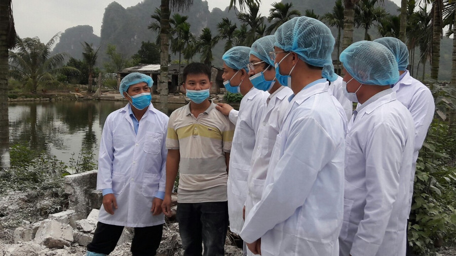 Đoàn kiểm tra động viên người chăn nuôi trong vùng dịch Đoàn kiểm tra động viên người chăn nuôi trong vùng dịch