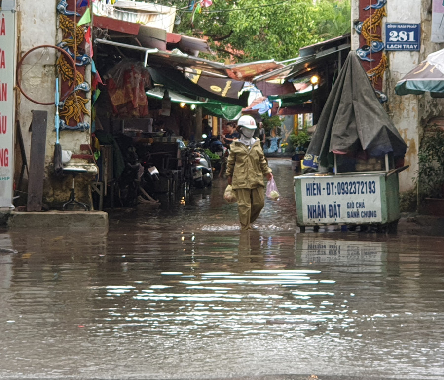 Đường Lạch Tray lối vào Đình Nam Pháp ngập sau trận mưa bão