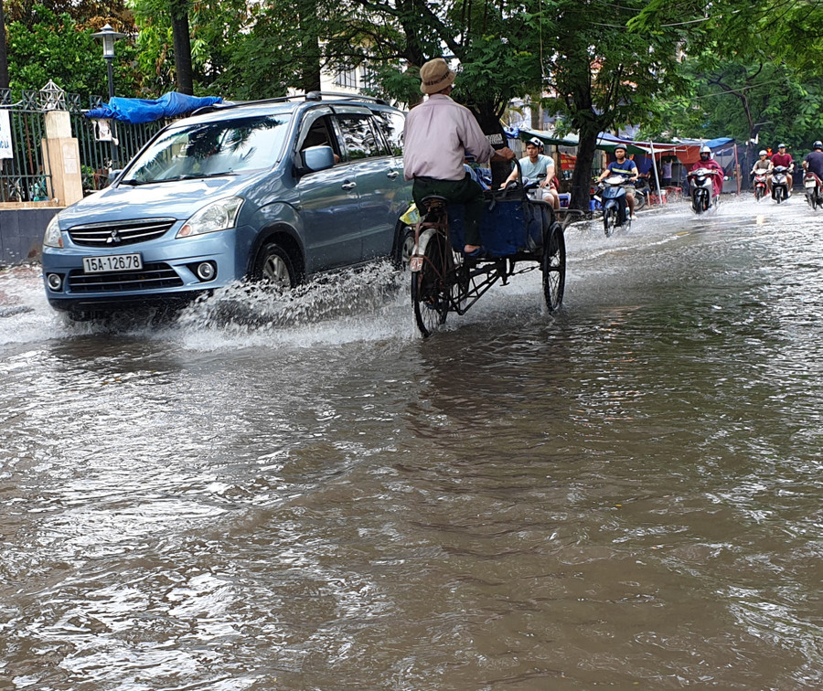 Đường Nguyễn Bình ngập lụt sau trận bão số 3 đổ bộ vào Hải Phòng