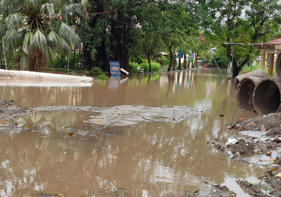 Cổng Trường Cao đẳng Công nghệ, Kinh tế và Thủy sản thành ao sau trận bão số 3