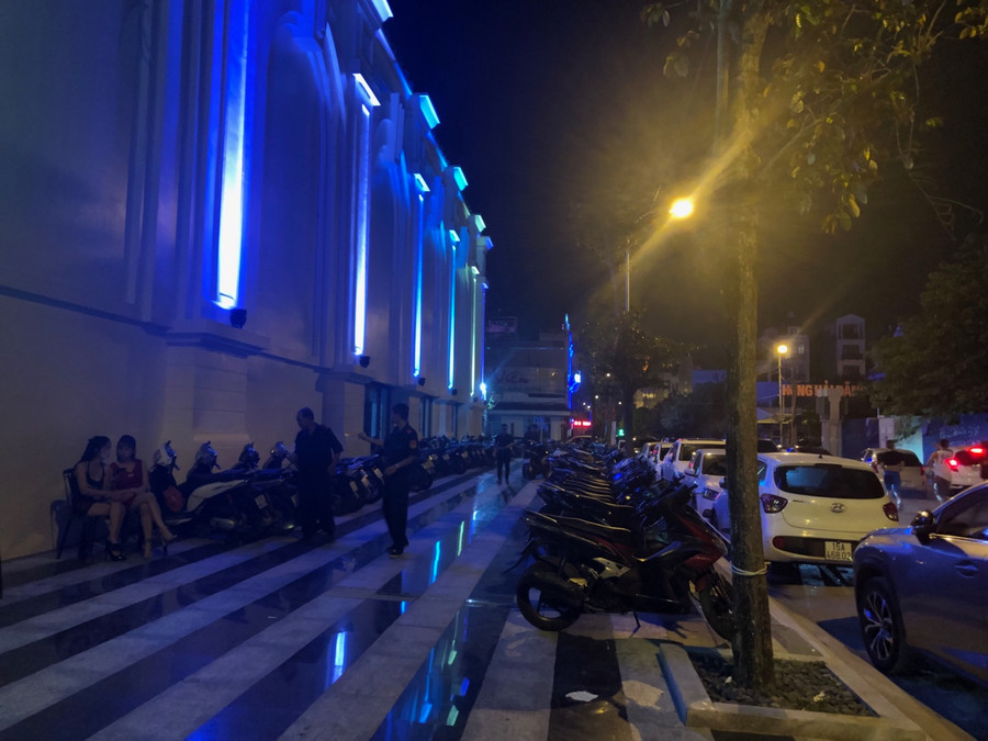 Lực lượng bảo vệ được huy động khá đông để trông coi phương tiện cho khách đến với New MDM Club. Lực lượng bảo vệ được huy động khá đông để trông coi phương tiện cho khách đến với New MDM Club.