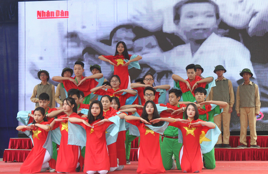 Học sinh nhà trường với những tiết mục văn nghệ được dàn dựng công phu Học sinh nhà trường với những tiết mục văn nghệ được dàn dựng công phu