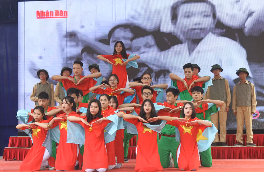 Học sinh nhà trường với những tiết mục văn nghệ được dàn dựng công phu