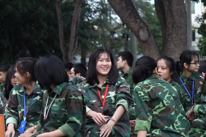 Học sinh nhà trường hào hứng tham gia phần hỏi đáp tìm hiểu về lịch sử và những chiến công hiển hách của lực lượng Quân đội nhân dân Việt Nam