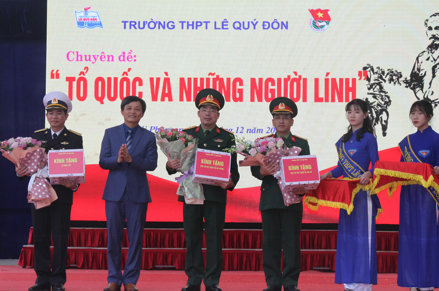 Lãnh đạo nhà trường tặng quà tri ân các lãnh đạo thuộc Bộ chỉ huy quân sự thành phố, Ban chỉ huy quân sự quận Hải An, Lữ đoàn 602 Lãnh đạo nhà trường tặng quà tri ân các lãnh đạo thuộc Bộ chỉ huy quân sự thành phố, Ban chỉ huy quân sự quận Hải An, Lữ đoàn 602