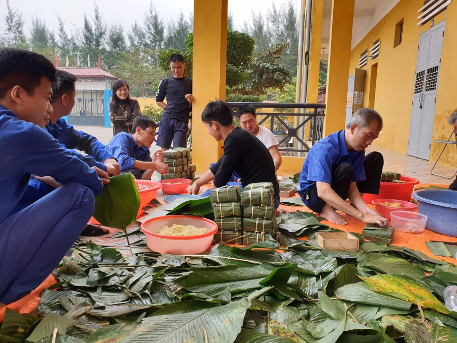 Các học viên Đội 1 đang gói bánh chưng chào đón năm mới Kỷ Hợi 2019