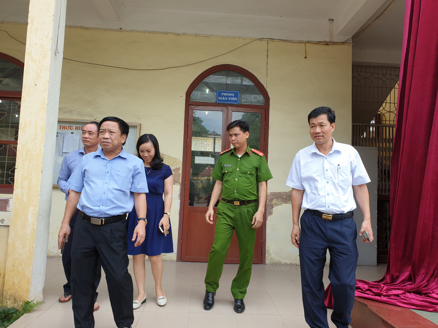 Lãnh đạo Sở GD&ĐT Hải Phòng và Công an thành phố đến kiểm tra công tác chuẩn bị cho kỳ thi vào 10 THPT của Hội đồng thi Trường THPT Lê Hồng Phong Lãnh đạo Sở GD&ĐT Hải Phòng và Công an thành phố đến kiểm tra công tác chuẩn bị cho kỳ thi vào 10 THPT của Hội đồng thi Trường THPT Lê Hồng Phong