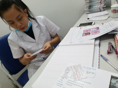 Nhân viên tại phòng khám tự xưng là trợ lý bác sỹ tư vấn bệnh cho bệnh nhân Nhân viên tại phòng khám tự xưng là trợ lý bác sỹ tư vấn bệnh cho bệnh nhân
