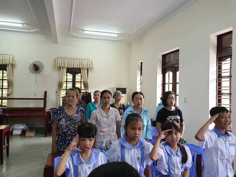 Các bậc phụ huynh đến động viên con em mình trong ngày vui khai giảng Các bậc phụ huynh đến động viên con em mình trong ngày vui khai giảng