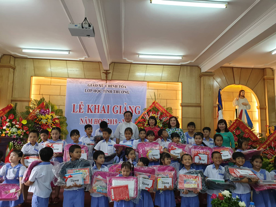 34 em học sinh lớp học tình thương được nhận quà từ các trường học, các nhà hảo tâm. 34 em học sinh lớp học tình thương được nhận quà từ các trường học, các nhà hảo tâm.