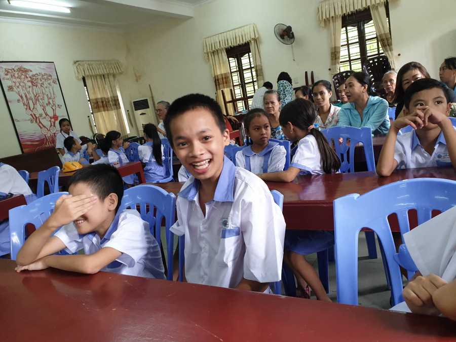 Nụ cười rạng ngời của Nguyễn Văn Chiến (14 tuổi), HS lớp 3. Nụ cười rạng ngời của Nguyễn Văn Chiến (14 tuổi), HS lớp 3.