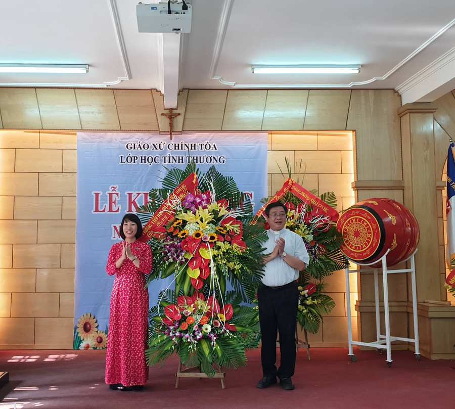 Lẵng hoa tươi thắm trường tiểu học Đinh Tiên Hoàng tặng Cha xứ và các trò nhân ngày khai giảng. Lẵng hoa tươi thắm trường tiểu học Đinh Tiên Hoàng tặng Cha xứ và các trò nhân ngày khai giảng.