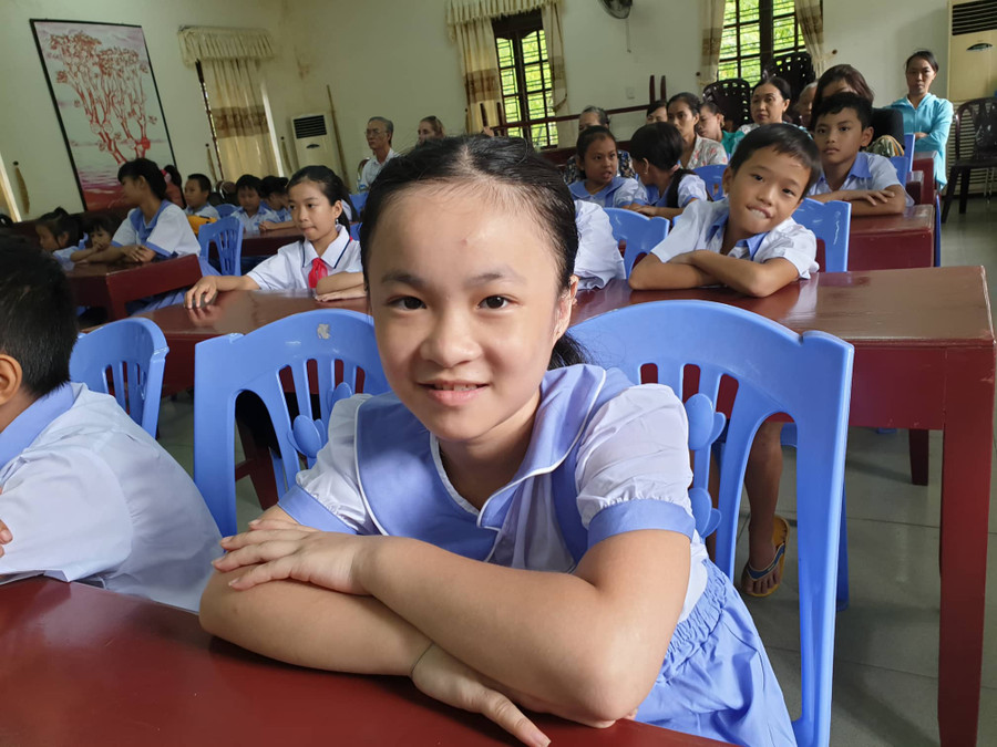 Niềm vui thường trực trên môi cô học trò Phạm Khánh Linh (10 tuổi, HS lớp 3, lớp học tình thương) Niềm vui thường trực trên môi cô học trò Phạm Khánh Linh (10 tuổi, HS lớp 3, lớp học tình thương)