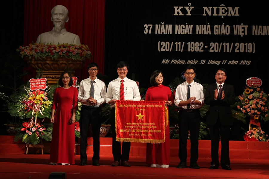 Trường THPT Ngô Quyền vinh dự được nhận Cờ Đơn vị xuất sắc trong phong trào thi đua của Thủ tướng Chính phủ