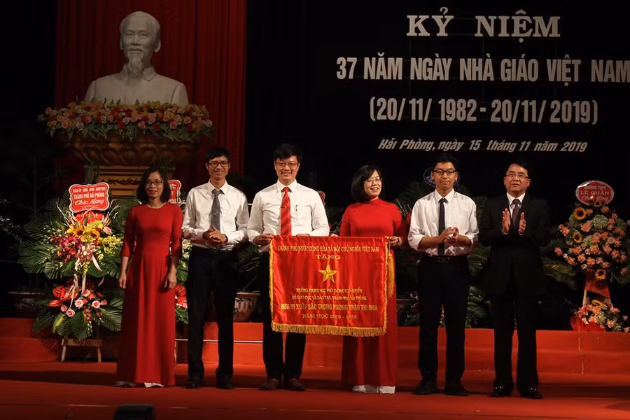 Trường THPT Ngô Quyền vinh dự được nhận Cờ Đơn vị xuất sắc trong phong trào thi đua của Thủ tướng Chính phủ Trường THPT Ngô Quyền vinh dự được nhận Cờ Đơn vị xuất sắc trong phong trào thi đua của Thủ tướng Chính phủ