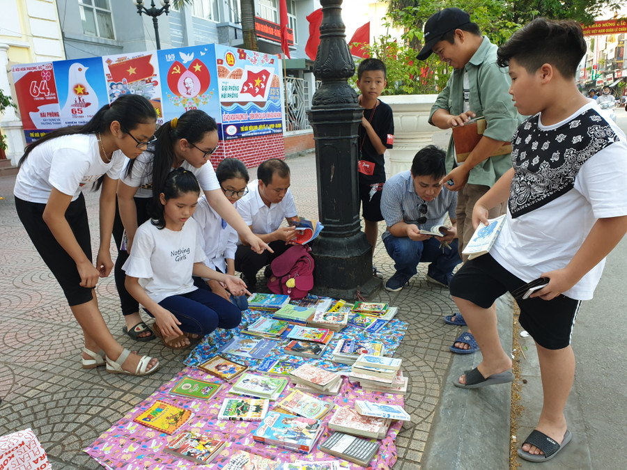 Gian hàng bán sách rất đặc biệt của nhóm học sinh lớp 5A3, Trường Tiểu học Lê Văn Tám (Lê Chân, Hải Phòng).