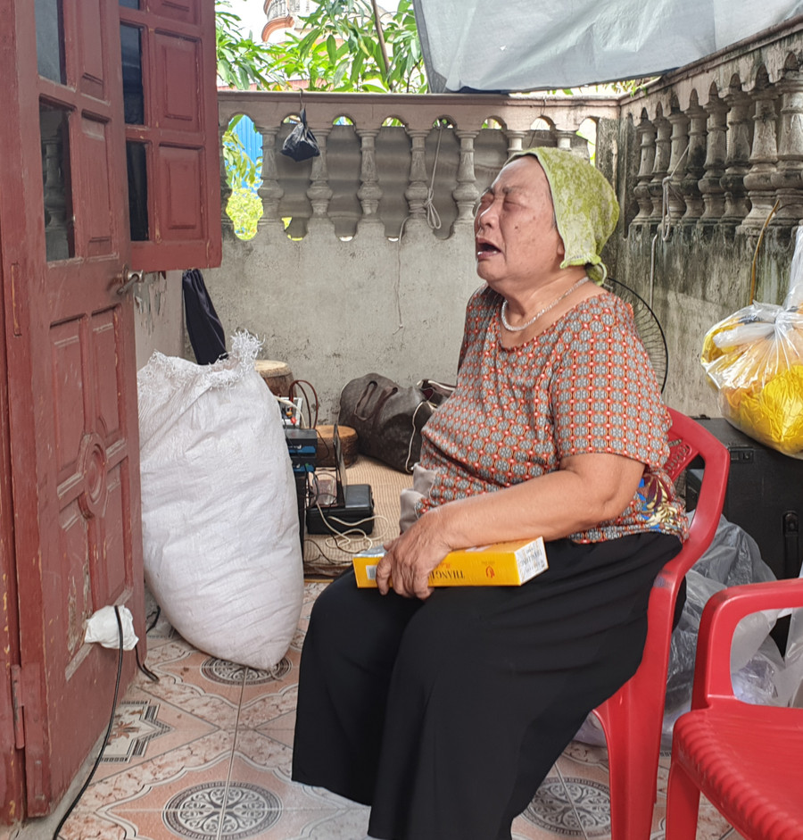 Bà Lan khóc gọi tên cháu trong tuyệt vọng Bà Lan khóc gọi tên cháu trong tuyệt vọng