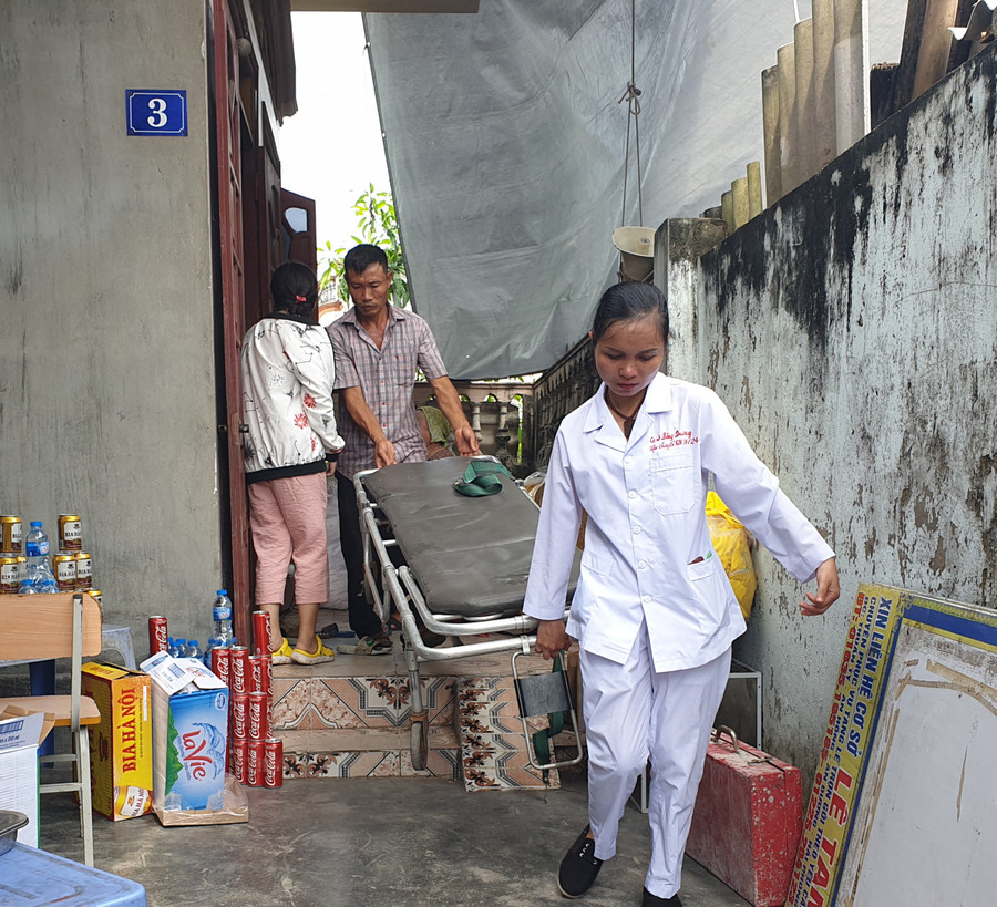 Anh Thêm được cán bộ Bệnh viện Việt Tiệp bàn giao cho gia đình lo hậu sự Anh Thêm được cán bộ Bệnh viện Việt Tiệp bàn giao cho gia đình lo hậu sự