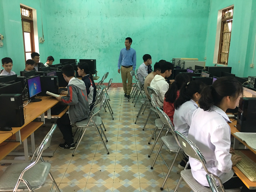 Hiệu trưởng Trần Văn Tân tới lớp học thăm các trò Hiệu trưởng Trần Văn Tân tới lớp học thăm các trò